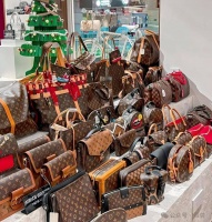 LV暴跌，“卖不动”成奢侈品常态？