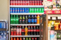 当中产放弃品牌找平替，“白牌”火了