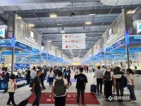 直击广交会｜光入场就排了半小时，不少采购商拖着行李箱“抢订单”