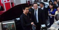 10年前，马斯克到中国向首批特斯拉Model S车主交车…