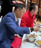 互联网30周年晚宴，马化腾与周鸿祎同桌吃饭，大佬这带的是什么手表？