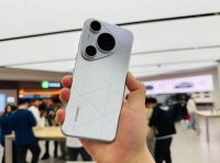 华为Pura70屏幕混用，行业惯例为何大做文章？对其他品牌视而不见