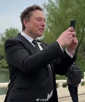 看清了，马斯克用的手机是苹果15 Pro Max，网友：都拿着放大镜在看