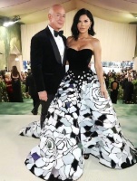 亚马逊创始人和54岁未婚妻亮相慈善晚会…