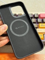 我手机壳好像发霉了 之前有次手机连壳带机器一起掉汤里了…