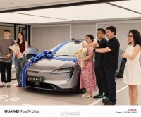 华为余承东亲自为用户交付问界M5，网友称赞：平易近人