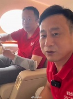 周鸿祎带上褚会长坐私人飞机，边说笑，边打牌，这圈子算是融进去了…