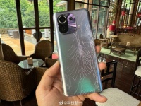 刚发现我爸的手机摔成这鸟样了，我这还是搞机的呢，回去给他换了