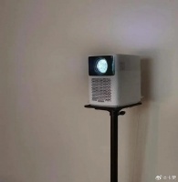 近期，直播间售卖的投影仪因价格虚高、配置低劣而受到消费者关注