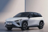 哪吒去年账面现金不足 30 亿元