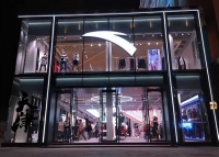 运动大年中，运动服装品牌国产向左，国际向右？