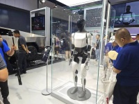 一大批人形机器人正被装上“最强大脑”，准备送进车厂打工