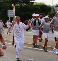 阿里云创始人王坚在法国巴黎传递火炬