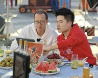 探访“与辉同行”新大楼：近百粉丝蹲守董宇辉，有人坐16小时火车送祝福