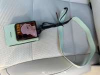 请问我一个一米九的钢铁硬汉，这样背着手机出门合适吗