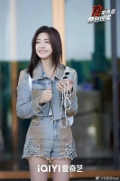 看热搜发现，他俩拿的手机是华为的小折叠啊？