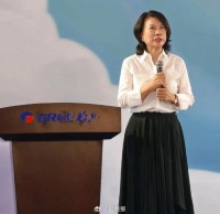 董明珠和王自如出席格力2024届大学生入职仪式，36岁的王自如坐在第一排