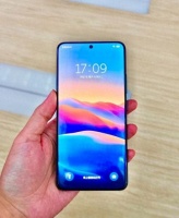 厂商终于意识到：曲面屏真的不好用 旗舰回归直屏设计！