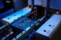 OPPO Find系列产品经理展示三面凹折屏幕手机概念外观