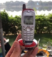 开价3万元的西门子老手机，采用黑白屏幕，存世量极少