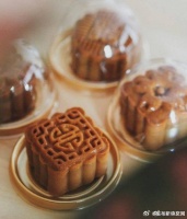 月饼生意难做：酒店人背了1万盒销售任务，代工厂缺订单做三休一