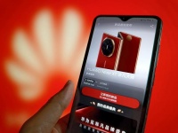 华为、苹果发布会“撞档”，外媒热议“270万”