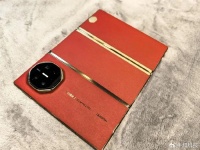 华为Mate XT内部拆解图来了，三片超薄电池清晰可见，内部做工精湛