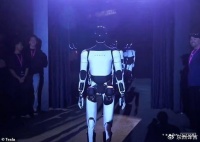 马斯克的“擎天柱”现场为客人倒饮料，引发争议，疑似有人类在遥控