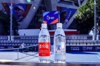 郑钦文涂鸦水瓶走红！昆仑山矿泉水在中网玩出体育营销新花样