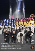 太夸张！他单膝下跪，高调宣布：回归