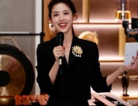 衣服胸针有眼睛图标被怀疑为光明会，光明会的入会门槛比楼下超市还低