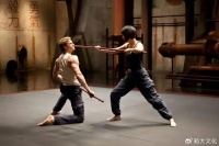 安踏把耐克逼“弯”了