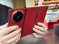 因为旗舰机主打的是一个高端，功能性强，设计感要好，配色也要经典耐看…