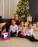 施罗德用iPad跟家人远程过圣诞他儿子长得有点像吹杨？