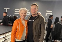 马斯克亲妈的小红书账号爆红，签带货公司，“洋抖难民”坐不住了