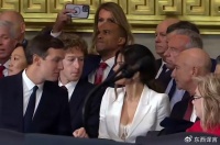 贝索斯55岁未婚妻令扎克伯格目光难移，惹争议，网友劝收起它们吧