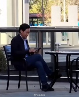 雷军在小米园区路边喝咖啡，刷手机没停过，难怪平时冲浪网速这么快