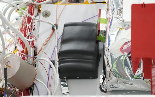 登陆器将一个迷你服务器送到了月球表面，它重约1公斤，带有 8TB 硬盘。