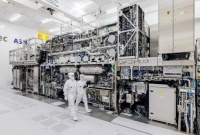 不顾白宫卡脖子警告，ASML送中国光刻机“神助攻”，美国麻烦大了