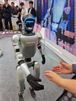 【实探】展会人潮涌向人形机器人，AI家电批量上新！