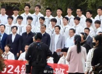 雷军回武大和雷军班合影，排面拉满