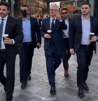 苹果CEO库克又去三里屯，4个保镖跟着出街，等红绿灯时被围着合影