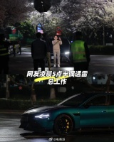 凌晨五点半偶遇雷军在武大拍广告，网友：雷军也太卷了，天没亮就起来工作了