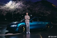 身价超3000亿的雷军就是一个移动的广告牌