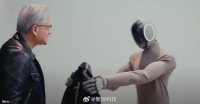 人形机器人给黄仁勋送皮衣