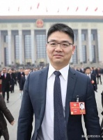 中美贸易战正酣，第一个站出来的是他，刘强东！