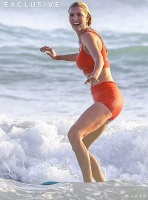 43岁伊万卡的“硅胶脸”引热议，动了太多像AI，丈夫瘦到肋骨醒目