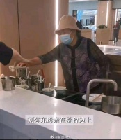 刘强东母亲现身京东食堂煮饺子