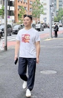亲自化身行走广告牌！刘强东身穿猪猪侠T恤，在东京街头被偶遇