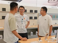 小米高管探访华为门店，王腾参观华为Pura80系列，网友：有格局